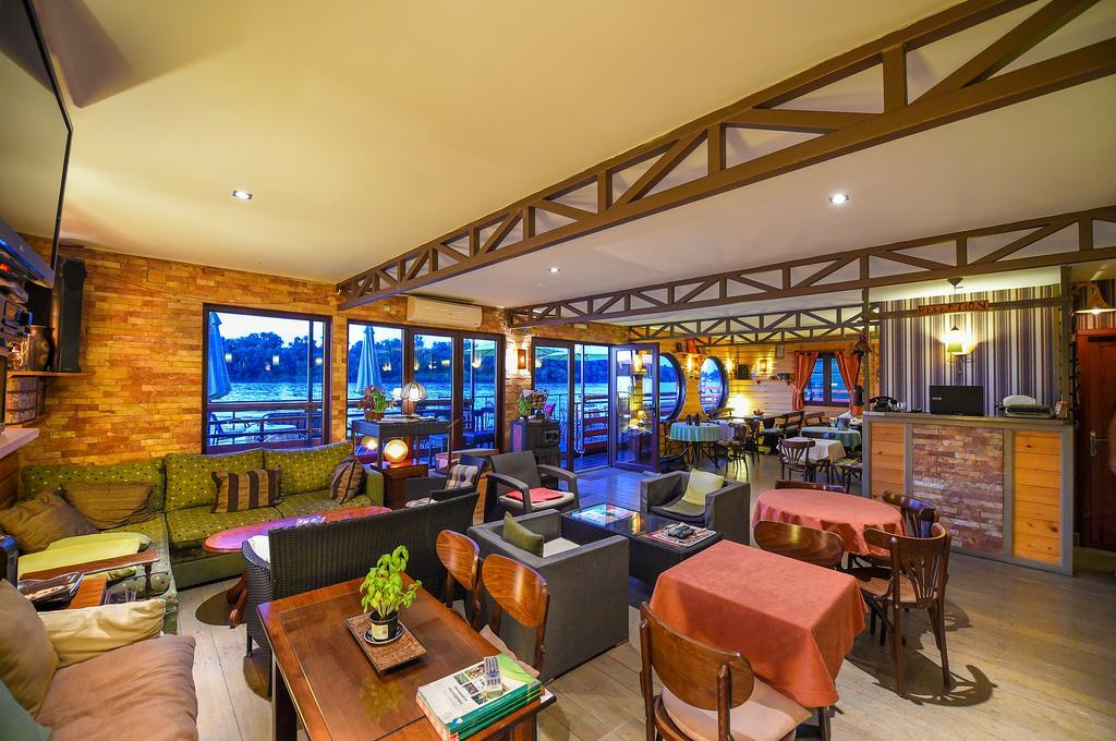 San Art Floating Hostel & Apartments Belgrad Dış mekan fotoğraf