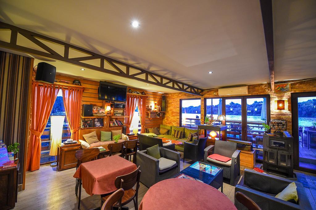 San Art Floating Hostel & Apartments Belgrad Dış mekan fotoğraf